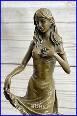 Art Déco Bronze Maiden Signée Moreau Lys Fille Avec Fleurs de Collection Statue