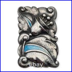 Broche Art déco en argent avec émail bleu, style floral Art Nouveau, vers 1920 Broche Art déco en argent avec émail bleu, style floral Art Nouveau, vers 1920