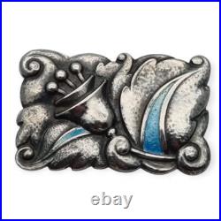 Broche Art déco en argent avec émail bleu, style floral Art Nouveau, vers 1920 Broche Art déco en argent avec émail bleu, style floral Art Nouveau, vers 1920