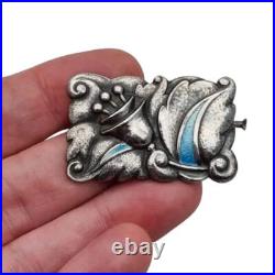 Broche Art déco en argent avec émail bleu, style floral Art Nouveau, vers 1920 Broche Art déco en argent avec émail bleu, style floral Art Nouveau, vers 1920