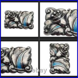 Broche Art déco en argent avec émail bleu, style floral Art Nouveau, vers 1920 Broche Art déco en argent avec émail bleu, style floral Art Nouveau, vers 1920