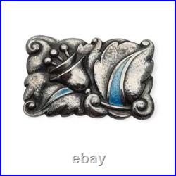 Broche Art déco en argent avec émail bleu, style floral Art Nouveau, vers 1920 Broche Art déco en argent avec émail bleu, style floral Art Nouveau, vers 1920