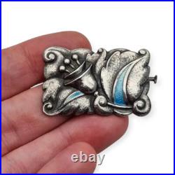 Broche Art déco en argent avec émail bleu, style floral Art Nouveau, vers 1920 Broche Art déco en argent avec émail bleu, style floral Art Nouveau, vers 1920