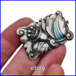 Broche Art déco en argent avec émail bleu, style floral Art Nouveau, vers 1920 Broche Art déco en argent avec émail bleu, style floral Art Nouveau, vers 1920