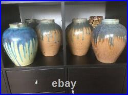 Collection de 13 vases en grès, Art Déco, couleurs différentes hauteur 24 cm