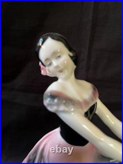 Dame Dansante En Porcelaine Art Déco Allemande. Numérotée Au Fond