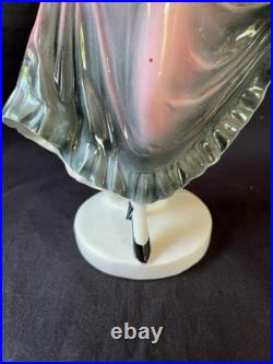 Dame Dansante En Porcelaine Art Déco Allemande. Numérotée Au Fond