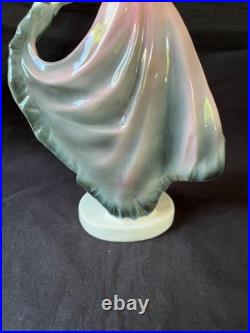 Dame Dansante En Porcelaine Art Déco Allemande. Numérotée Au Fond
