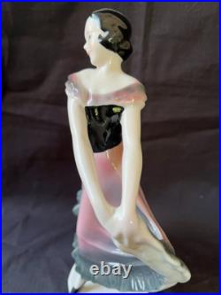 Dame Dansante En Porcelaine Art Déco Allemande. Numérotée Au Fond