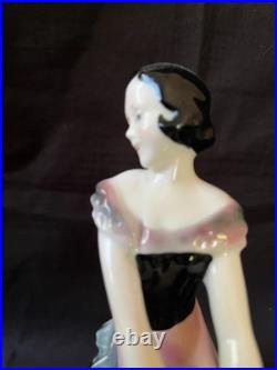 Dame Dansante En Porcelaine Art Déco Allemande. Numérotée Au Fond