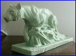 E. SIELG belle sculpture en céramique craquelée art-déco lionne chasseresse