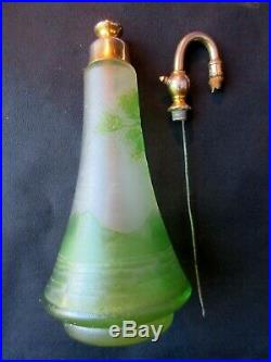 Flacon à parfum atomiseur Art Nouveau, Art Déco, pâte de verre dégagé à l'acide