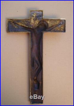 Important et rare crucifix mural en bronze de style Art déco