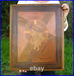 Marqueterie d'art début XXe. Christ portant sa croix. Art Déco vers 1920