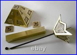 PIQUE CIERGE ART DECO MODERNISTE, BRONZE CISELE et LAITON, H=33,5 cm, circa 1930