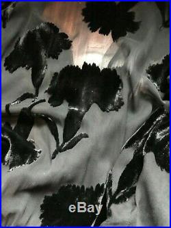 Robe haute-couture Art Déco en mousseline de soie et velours frappé de fleurs