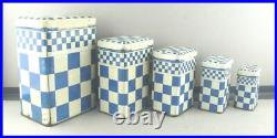 Série de 5 boites à épices Art Déco en tôle peinte de damiers blanc-bleu