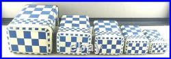 Série de 5 boites à épices Art Déco en tôle peinte de damiers blanc-bleu