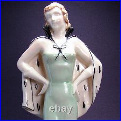 Statue de femme en céramique tchécoslovaque Art déco