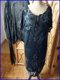 Superbe robe Art déco en tulle noir pailleté, perlé avec doublure satinée