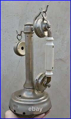 Téléphone Ericsson à colonne vers 1920/30Combiné et écouteur bakélite blanche